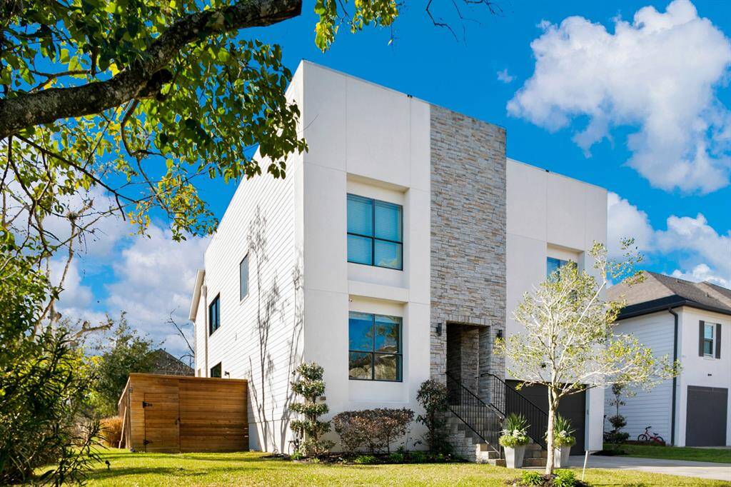 This Bellaire contemporary on an oversized lot adjacent to easements protecting the gorgeous views and private location marries stunning architecture with tranquil environs to create an ideal family retreat. The oversized front yard opening into the dead-end cul-de-sac location offers safety and security as well as ample space to play with friends and neighbors.