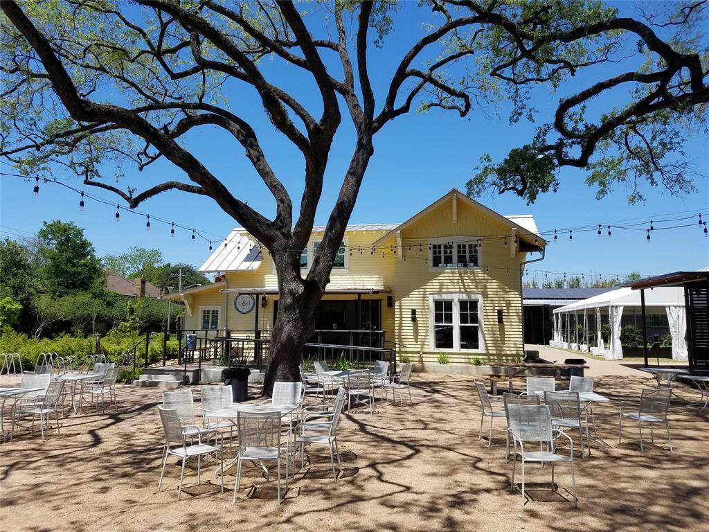 Evelyn's Park is just a 10-minute walk, offering vast gardens and playgrounds for relaxing or playing. It’s a perfect place to meet friends with plenty of amenities for comfort including Betsy's cafe open for breakfast, lunch, and dinner, as well as quick snacks and coffee breaks.