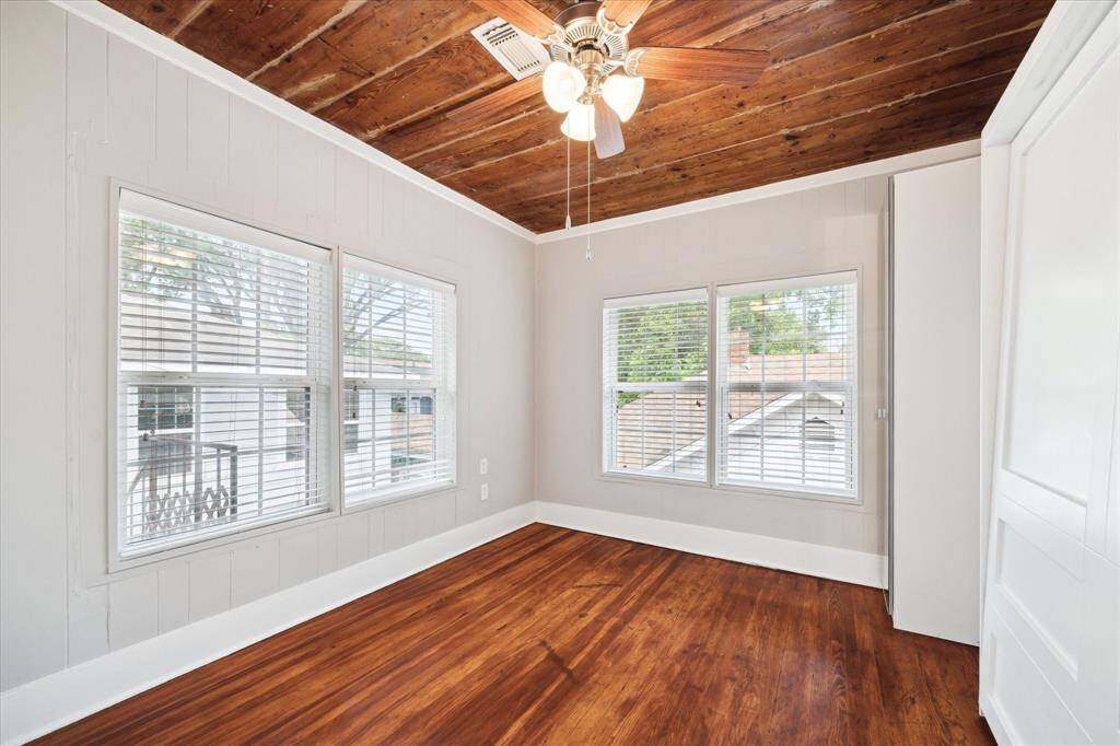 Secondary bedroom with murphy bed