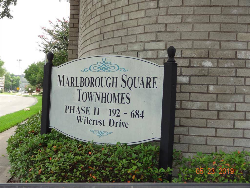Complex Entrance marker on Wilcrest