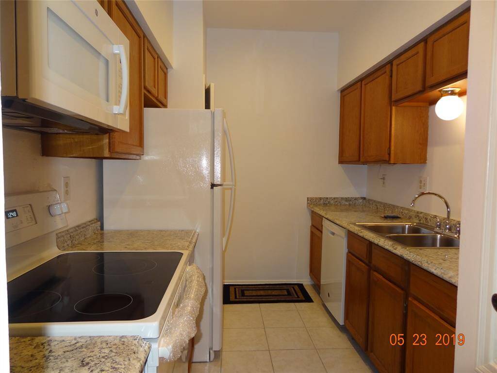 Lots of cabinets and storage in the kitchen