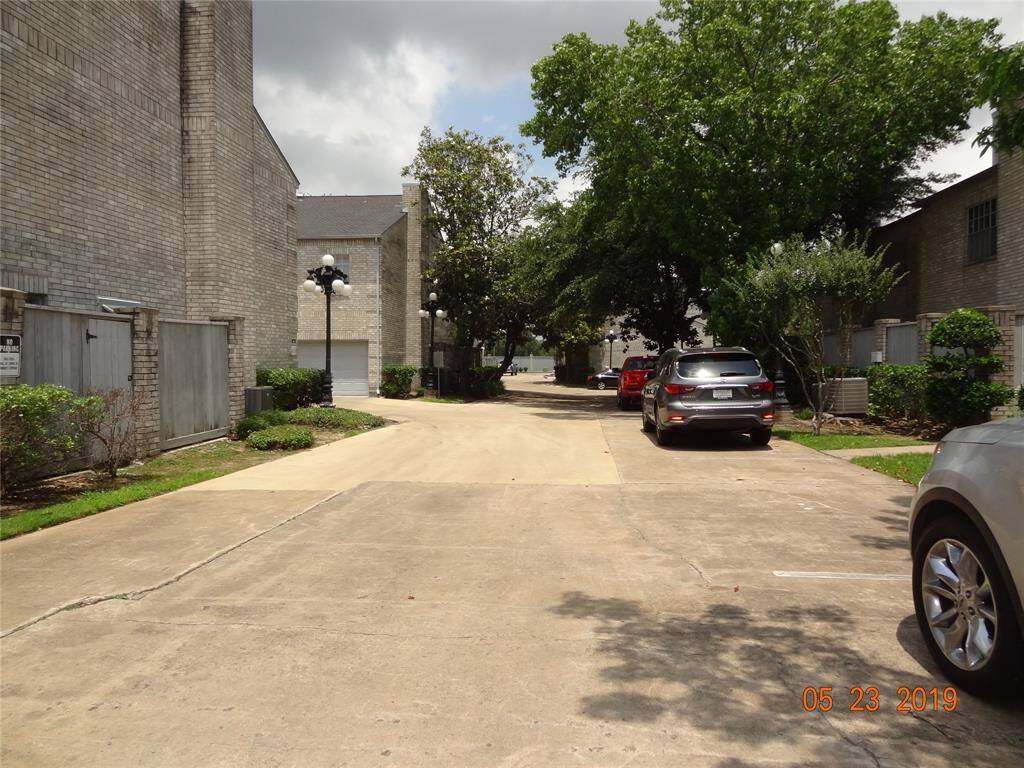 Drive way leading to Unit 434 with additional parking.