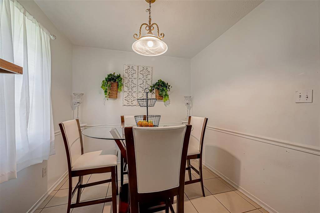 a furnished pic of breakfast area