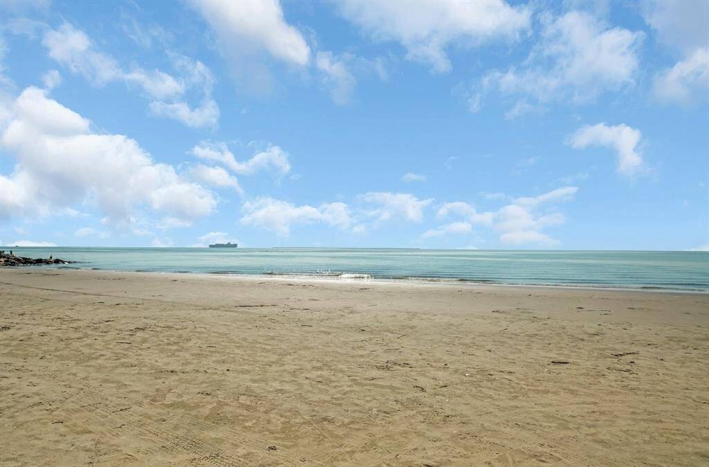 Walking distance to El Jardin Beach
