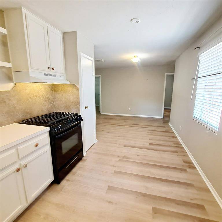 Kitchen/Dining combo Gas oven