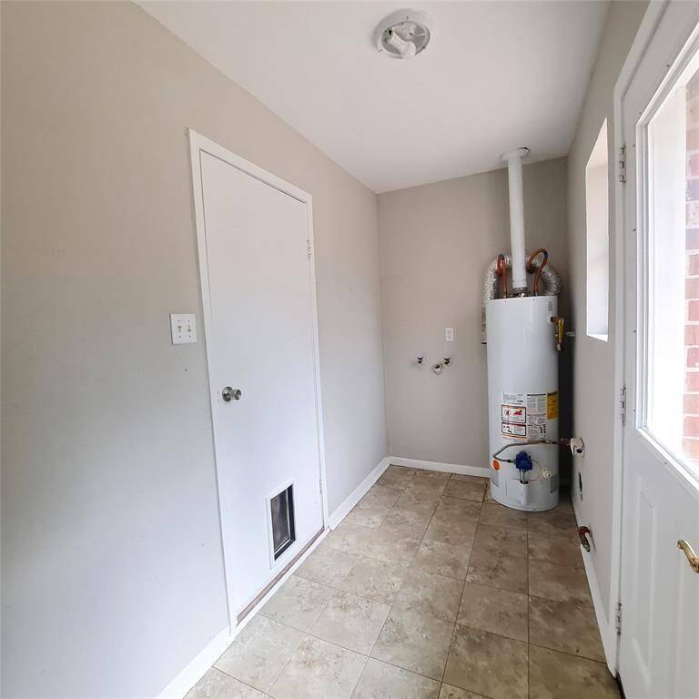 Utility pic 2 washer/dryer hook ups, & 2nd frig