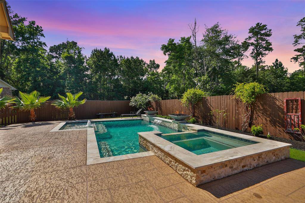 Pool & spa Built in 2022 and feature 4 fire features!