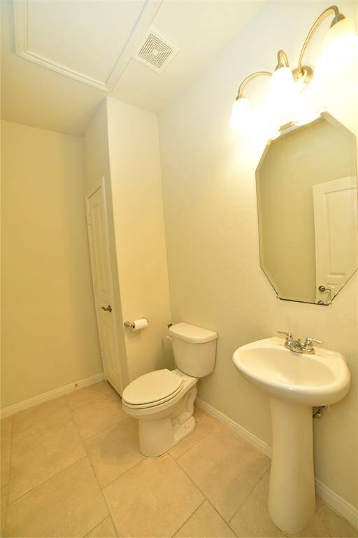 Powder room (7'10"x5')