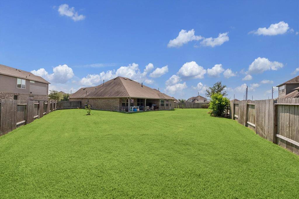 This large backyard offers extra privacy and space—perfect for outdoor activities, relaxation, or creating your own personal retreat.