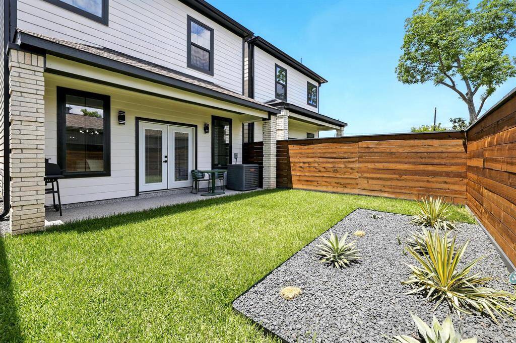 With simple landscaping, a combination of open green space and gravel or hardscape elements keeps the look modern and uncluttered.