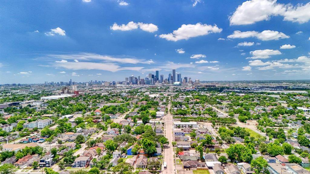 Nestled in the heart of Houston's historic Second Ward, just minutes from downtown, the city's most popular restaurants, cafes, and music venues! This location offers an unbeatable mix of urban accessibility and cultural authenticity.