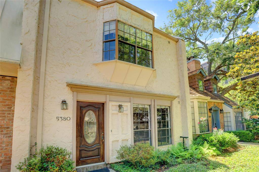 5380 Brownway is a 2 bedroom 2.5 bath home in the heart of the Galleria area.