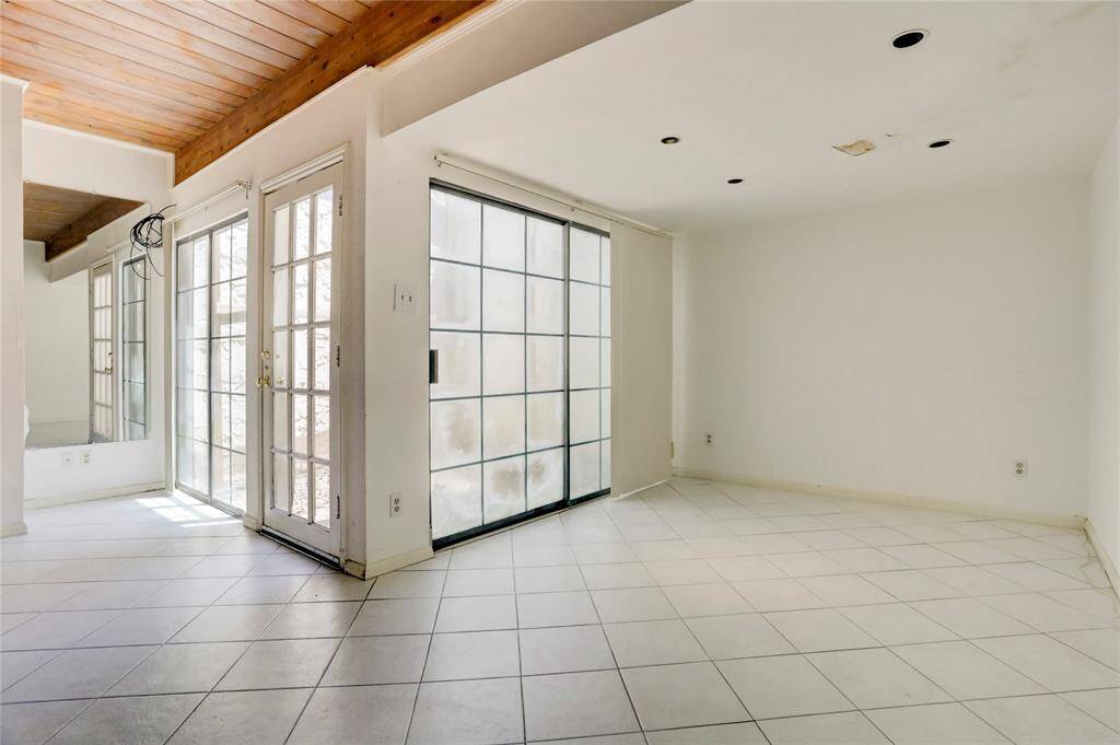 The living room has an adjacent enclosed atrium.