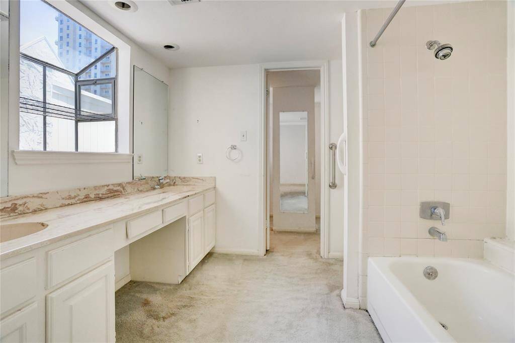 The 8x8 SF primary bath has a tub/shower combo.