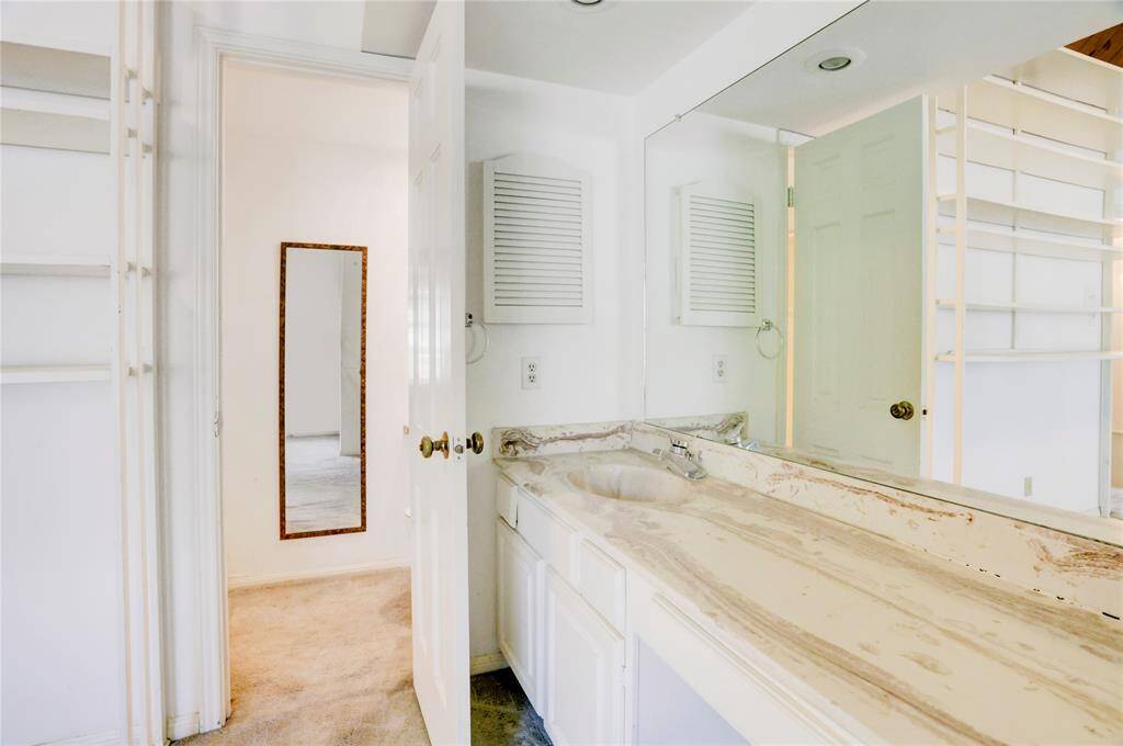 The 2nd bedroom has an en suite bath with walk in shower.