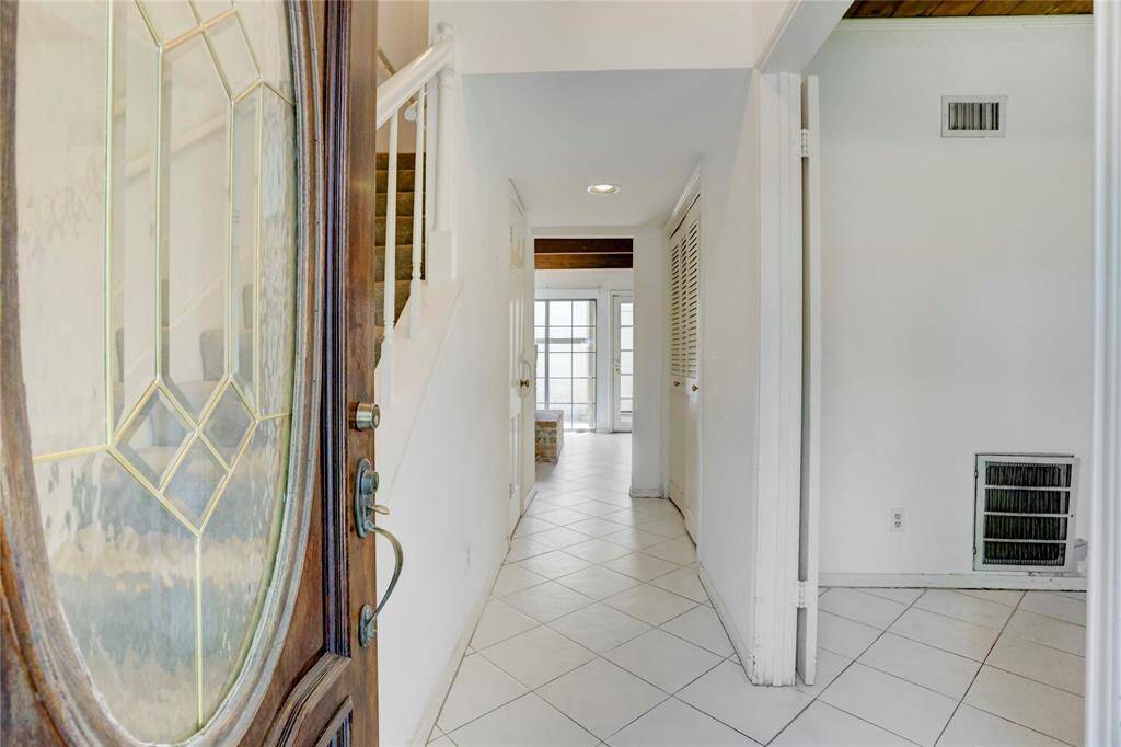 Leaded glass front door as you enter the townhome.