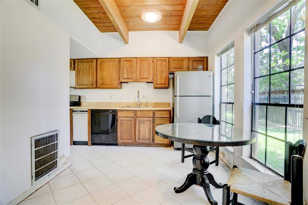 The 7x11 SF breakfast room.