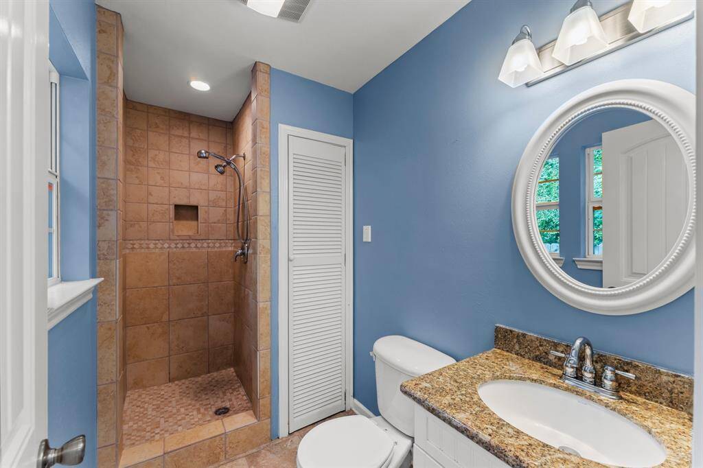 "Pool House" bath