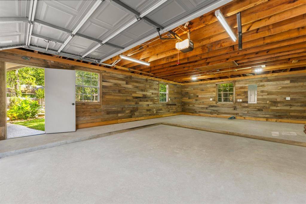 Oversized garage with 13' extension, almost 700 total sqft!