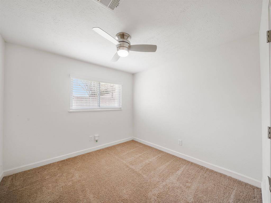 Secondary room. New carpet.