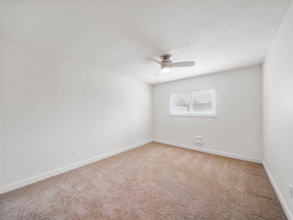 Secondary room. New carpet.