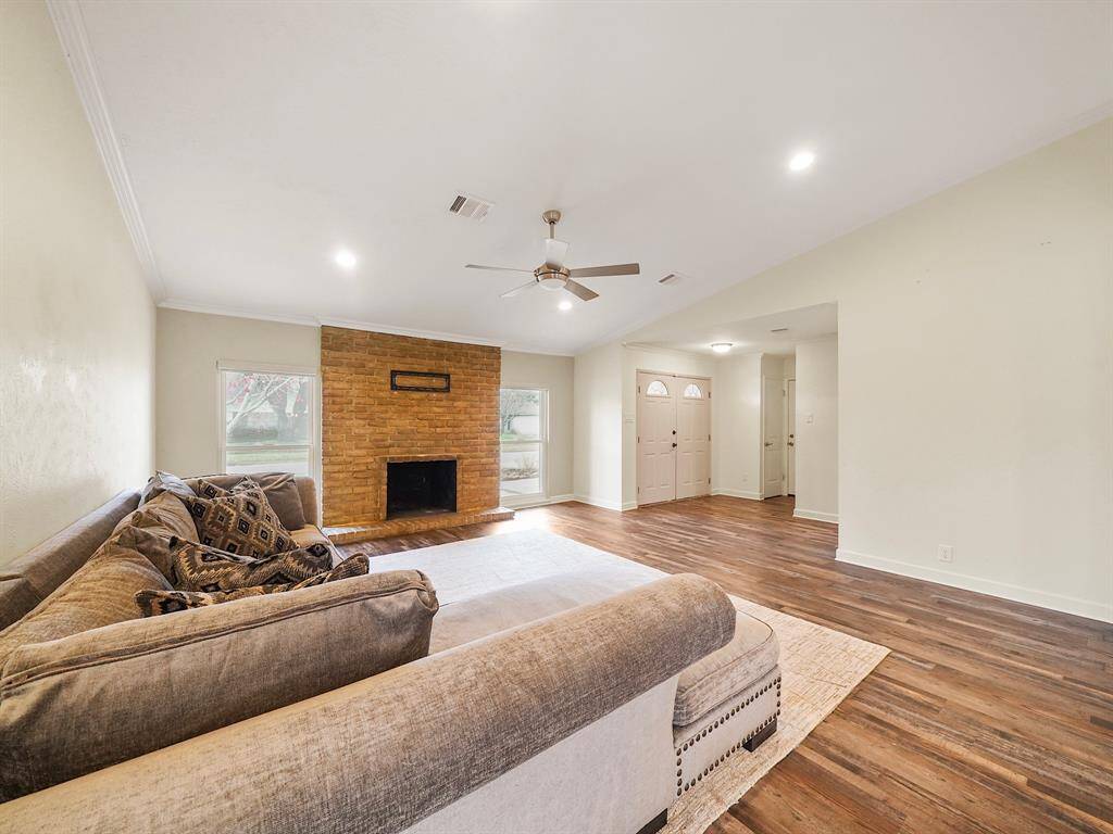 Welcome to spacious living. This property boasts an open layout bathed in natural lighting.