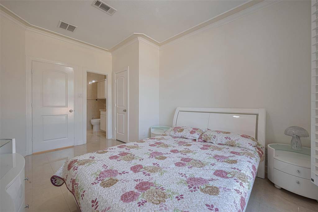Guest suite located downstairs with a private full bathroom.