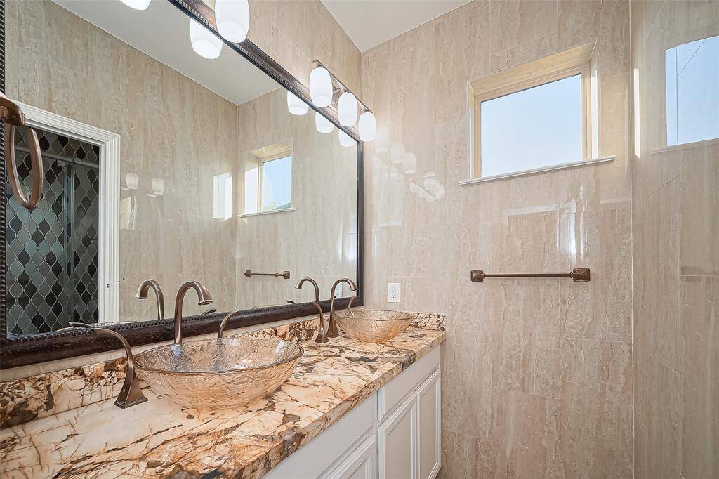 2nd Upstairs full bath.