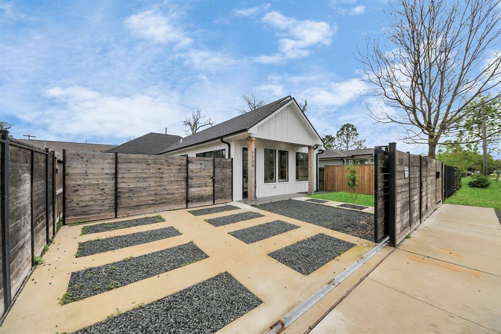 The gated entryway provides plenty of privacy!