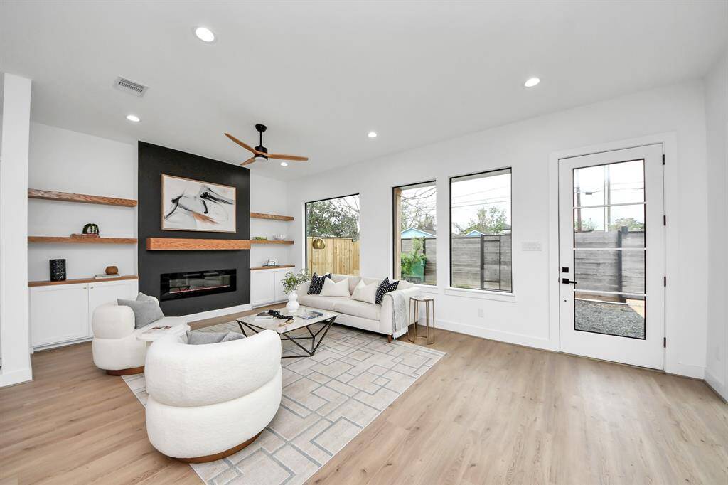 Welcome to a living room thateffortlessly combines comfort andstyle.