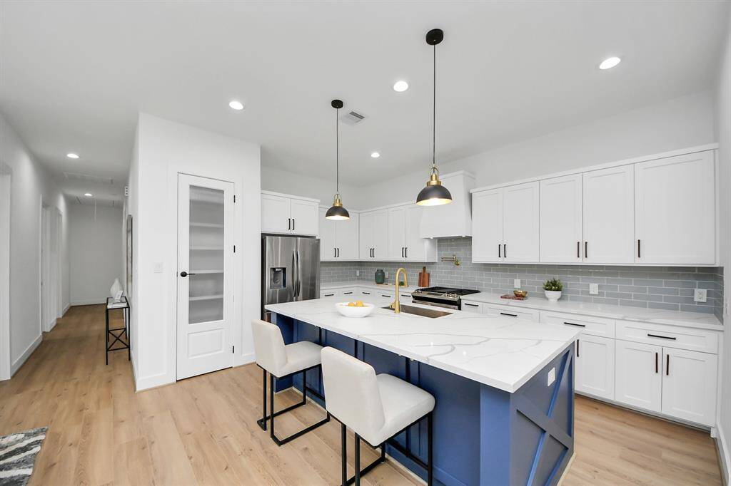 The focal point is a sleek island thatnot only provides additional counterspace but also serves as a casualgathering spot.