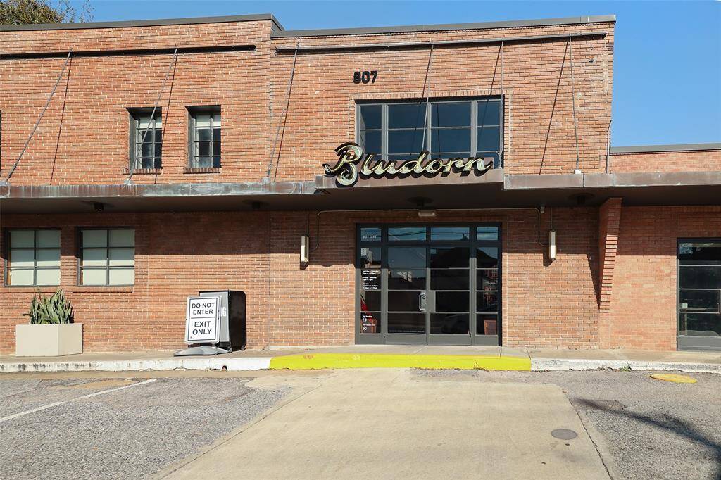 Neighborhood favorite Bludorn offers an upscale yet approachable dining experience—perfect for weeknight dinners or special occasions, just a short drive from home.