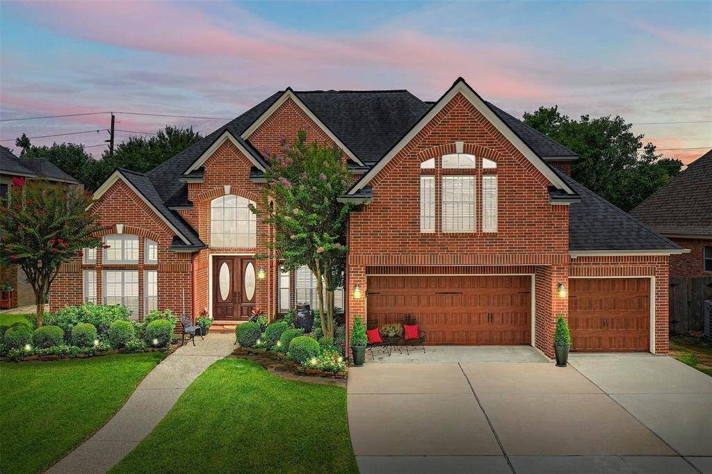 Sitting at over 4300 sq ft, this stunning home was built by Monte Schauer Custom Homes.