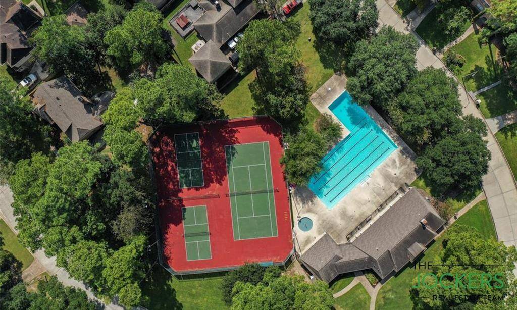 Swimming, tennis, baseball, and soccer facilities are available in this wonderful neighborhood!