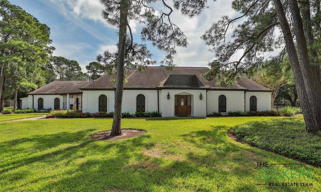 Spring Creek Oaks offers residents two clubhouses, as well as other great amenities