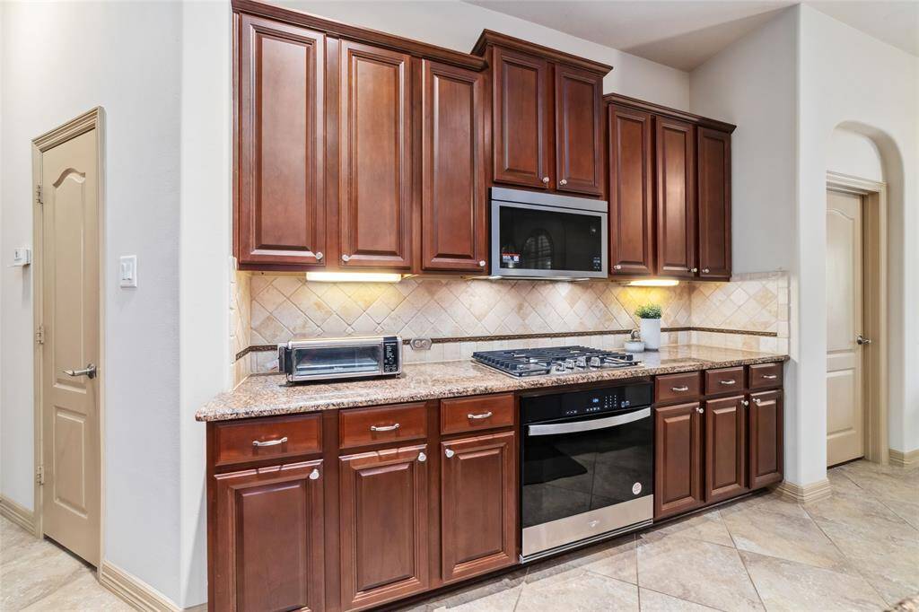 Abundant counter space to effortlessly accommodate all your culinary needs.