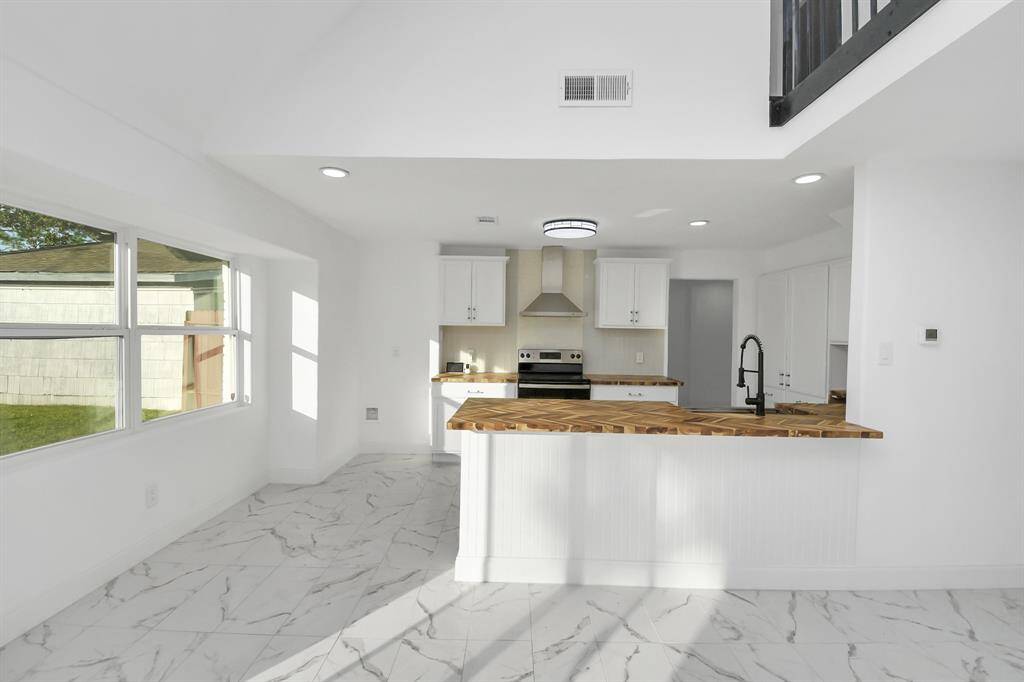 The gourmet kitchen is so breathtakingly designed that it might just make you forget about cooking, with its perfect blend of style and sophistication.