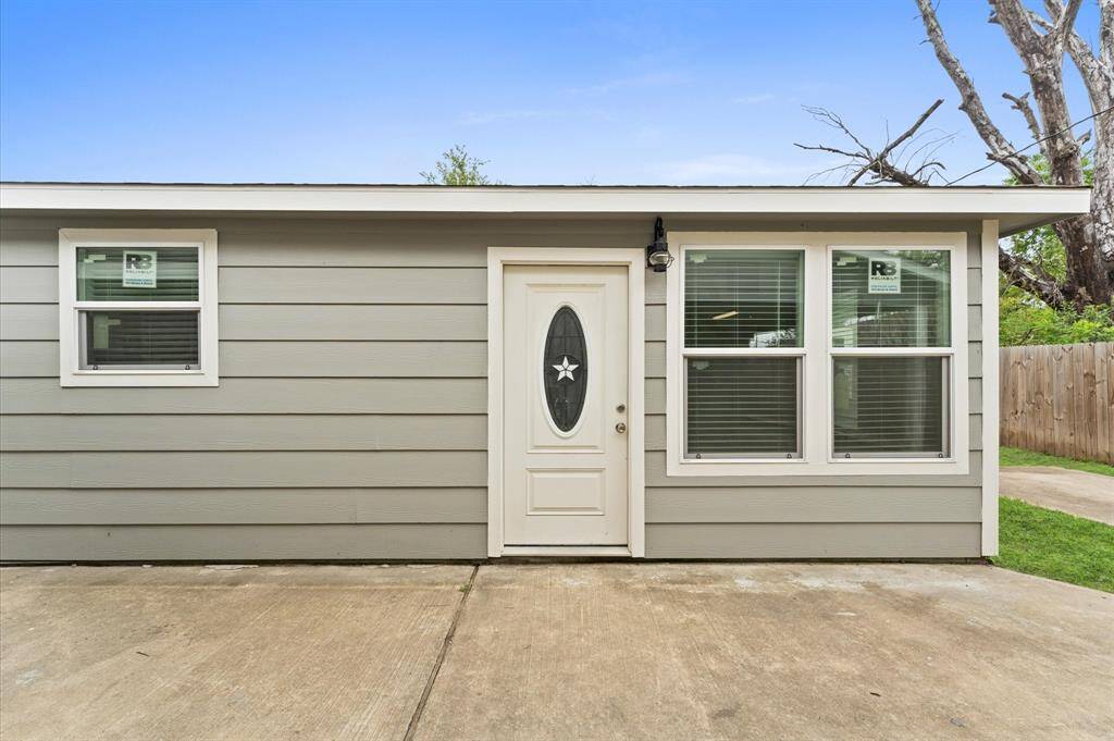 Private entrance for apartment 1.