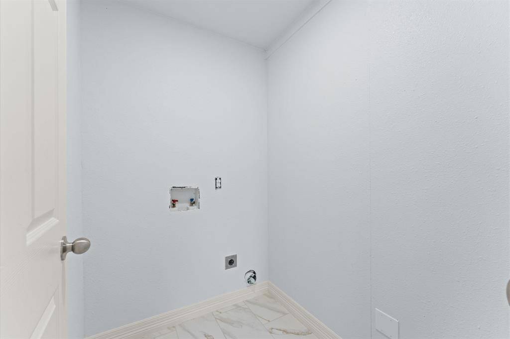 Access to washer/dryer connections in apartment 1.