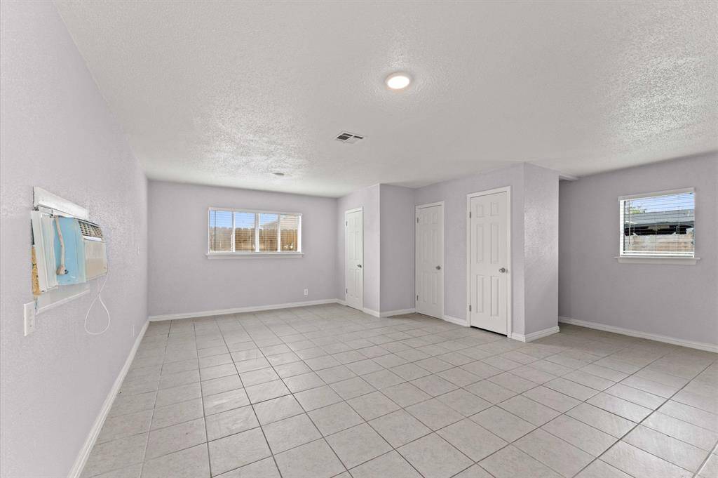 Spacious bedroom/living area in apartment 2
