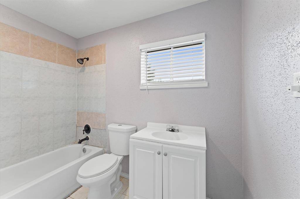 Full bathroom in apartment 2.
