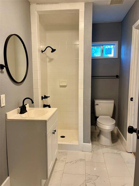 Full bath off primary bedroom