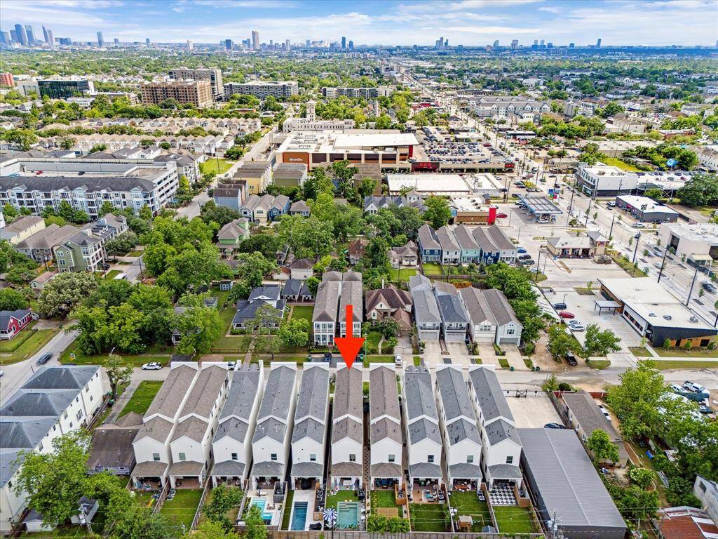 Vibrant neighborhood centrally located offering proximity to the trails, dining, HEB and major freeways