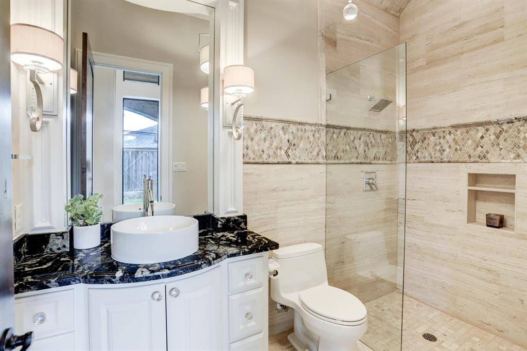 Full bathroom near the office.
