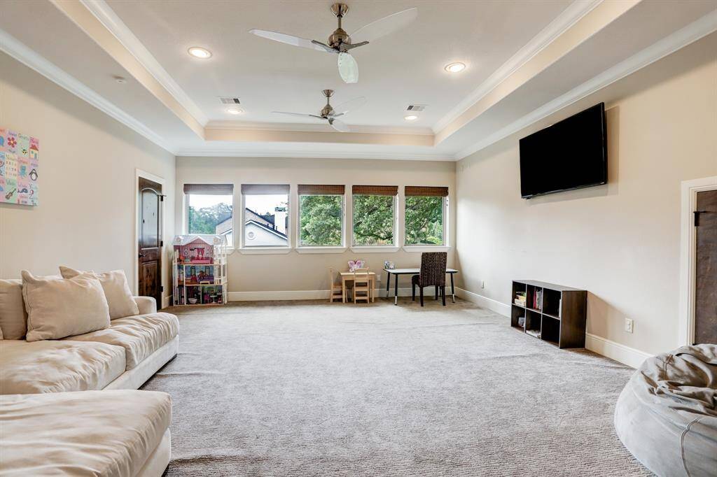 Flexible use as a TV room or study room.