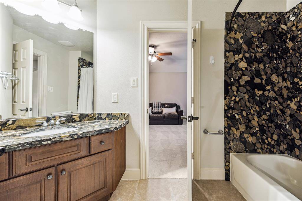 Convenient en-suite bathroom.