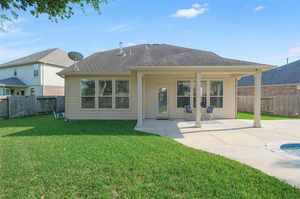 The grass is even beautiful in this well-maintained home!