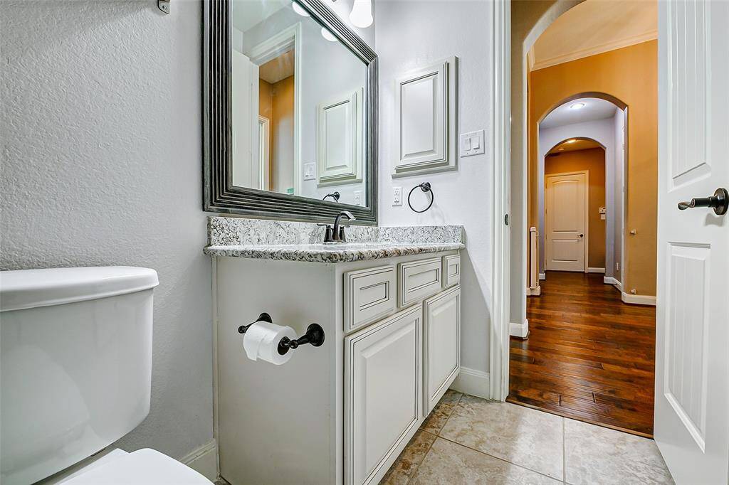 The front bathroom can be used as a guest bath for guests.