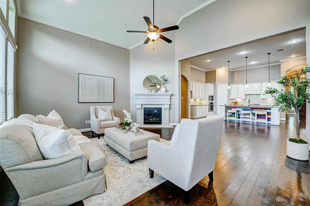 With the open concept floor plan, you will be able to entertain friends and family members in style.