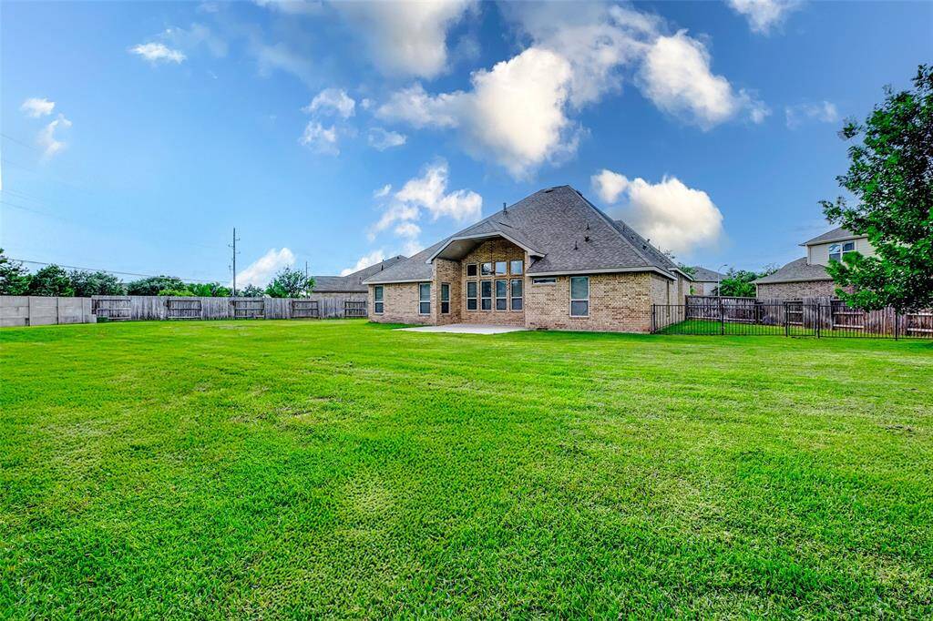 Whether you want a pool, a basketball court, a garden or a dog park, this is the backyard for you!
